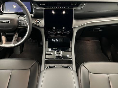 New 2025 Jeep Grand Cherokee Limited w/ Black Appearance Package image 13