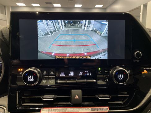 Used 2025 Toyota Highlander XLE image 27