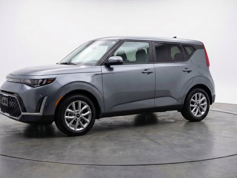 Used 2025 Kia Soul LX w/ LX Technology Package image 3