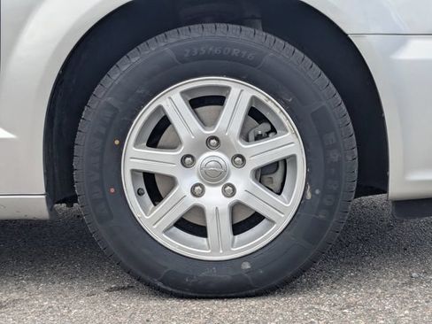 Used 2012 Chrysler Town & Country Touring FWD image 12