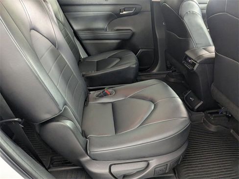 Used 2023 Toyota Highlander XLE image 32