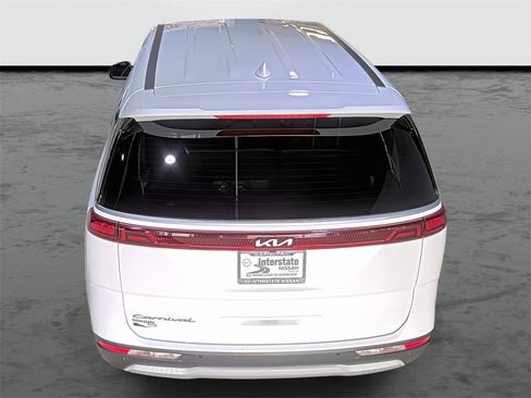 Used 2022 Kia Carnival LX image 3