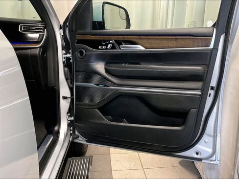 Used 2022 Jeep Grand Wagoneer Series I image 12