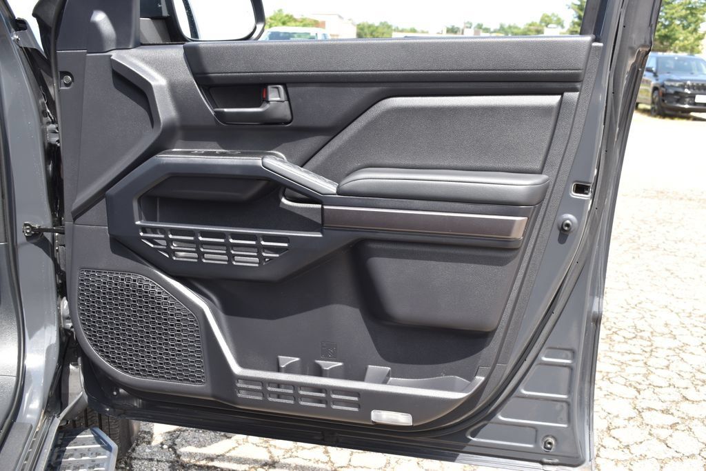 Used 2025 Toyota 4Runner SR5 AWD/4WD image 31