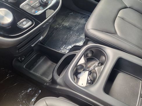 Used 2025 Chrysler Pacifica Select FWD image 18