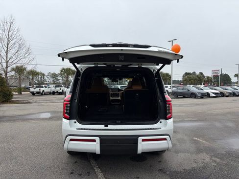 Certified 2025 Nissan Armada Platinum Reserve image 6