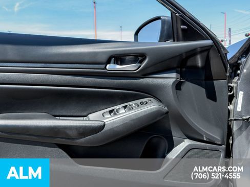 Used 2025 Nissan Altima 2.5 SV FWD image 9