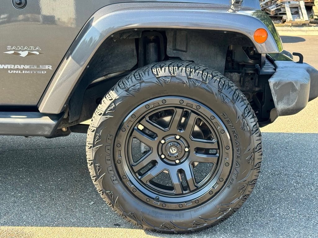 Used 2017 Jeep Wrangler Unlimited Sahara w/ Connectivity Group AWD/4WD image 37