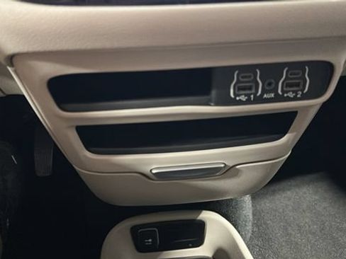 Used 2024 Chrysler Pacifica Touring-L FWD image 17