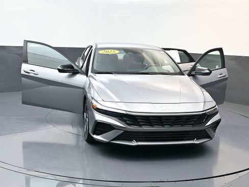 Certified 2025 Hyundai Elantra Sport image 30