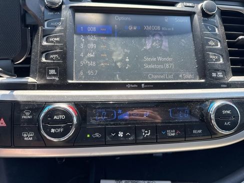 Used 2015 Toyota Highlander Limited AWD/4WD image 30