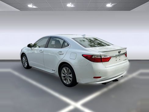 Used 2013 Lexus ES 300h w/ Luxury Pkg FWD image 3