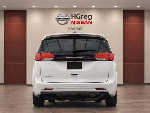 Used 2023 Chrysler Voyager LX FWD image 6