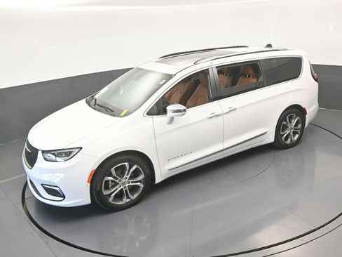Used 2024 Chrysler Pacifica Pinnacle image 62