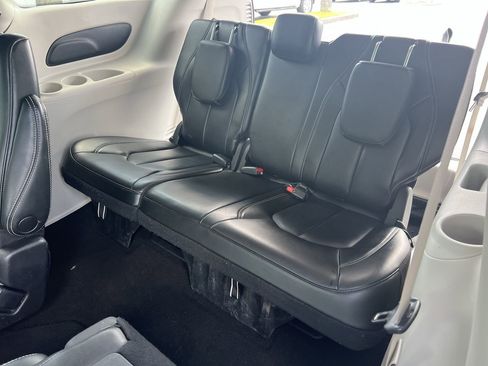 Used 2023 Chrysler Pacifica Touring-L FWD image 33