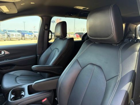 Used 2025 Chrysler Pacifica Select FWD image 25