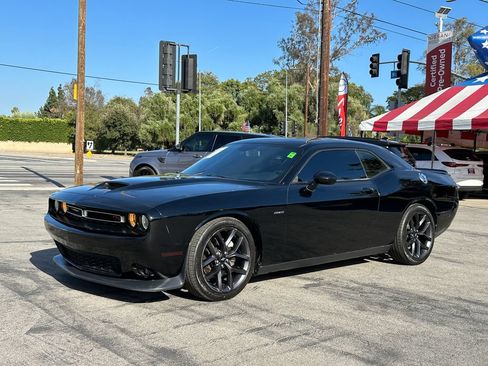 Used 2019 Dodge Challenger R/T w/ Driver Convenience Group RWD image 2