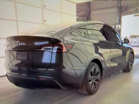 Used 2025 Tesla Model Y Long Range RWD image 4