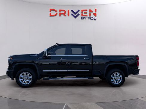 Used 2024 Chevrolet Silverado 2500 High Country w/ High Country Premium Package AWD/4WD image 2
