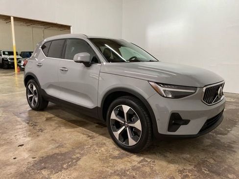 Used 2025 Volvo XC40 B5 Plus AWD/4WD image 7
