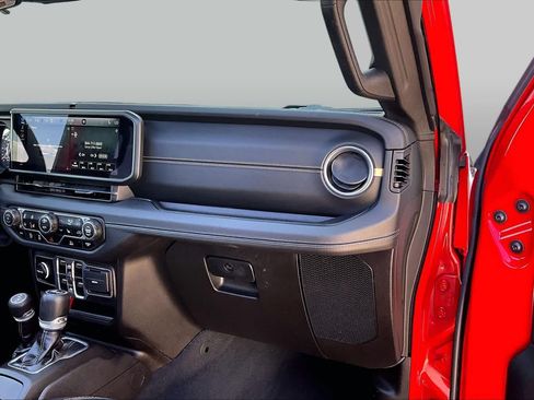 Used 2024 Jeep Wrangler Unlimited Sahara AWD/4WD image 18