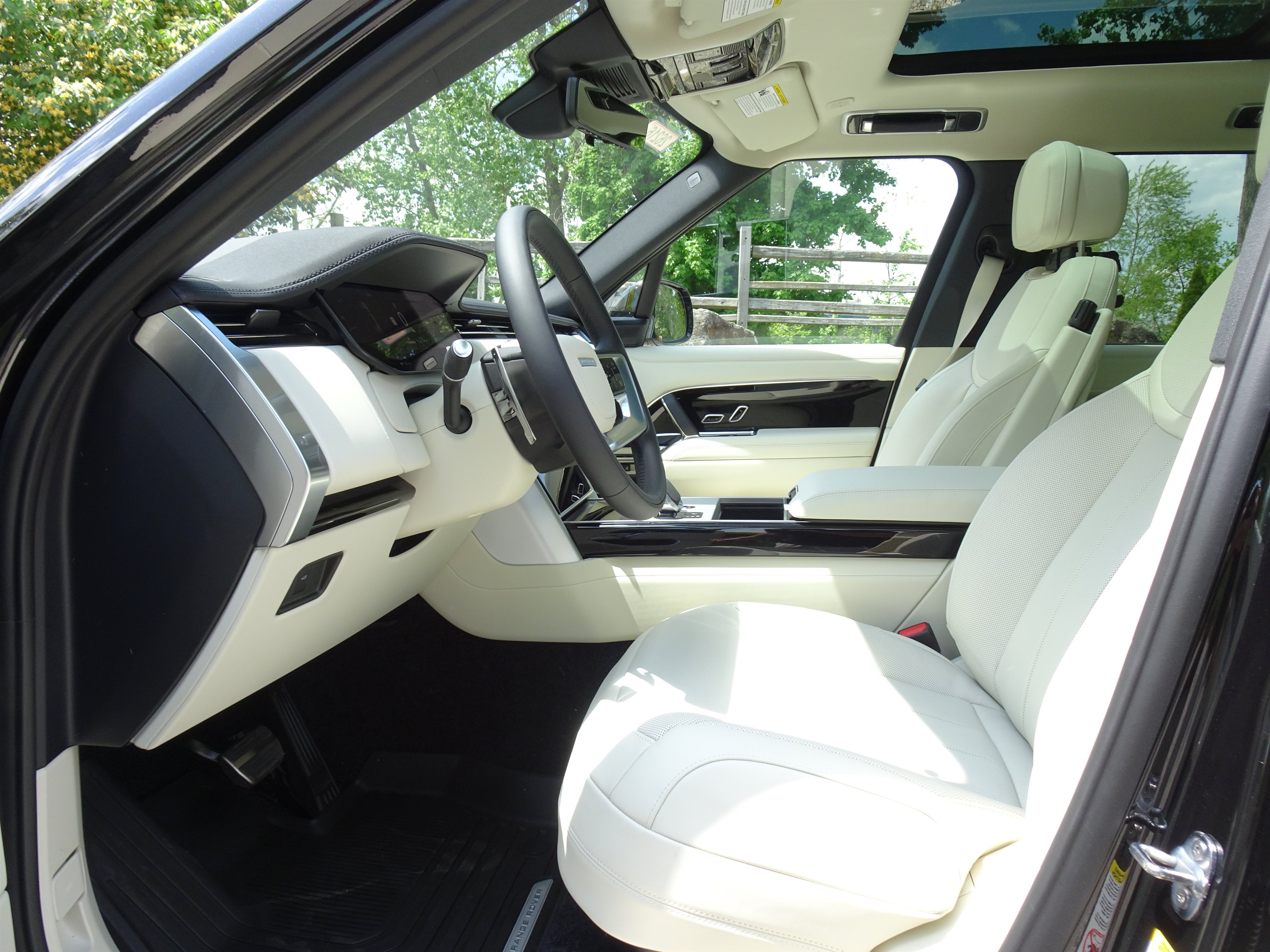 New 2026 Land Rover Range Rover Long Wheelbase SE AWD/4WD image 2