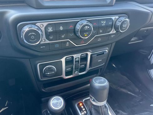 Used 2022 Jeep Wrangler Unlimited Sahara w/ Cold Weather Group AWD/4WD image 19
