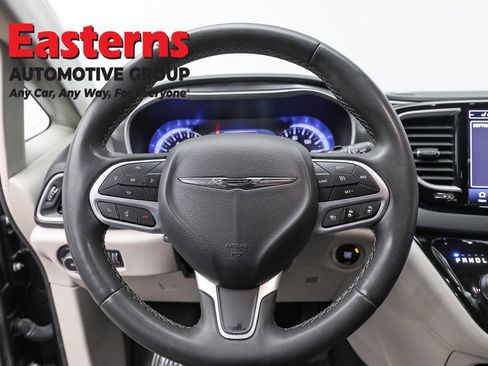 Used 2023 Chrysler Pacifica Touring-L FWD image 10