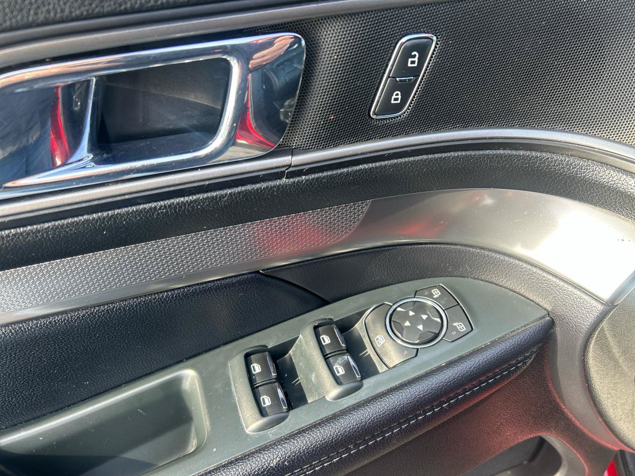 Used 2018 Ford Explorer XLT w/ Equipment Group 202A FWD image 14