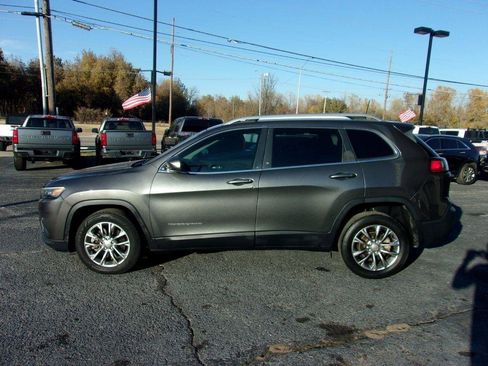 Used 2019 Jeep Cherokee Latitude Plus FWD image 2