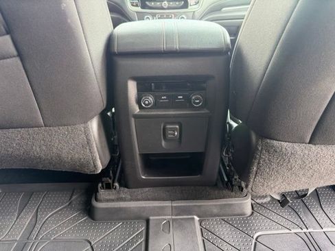 Used 2021 Chevrolet Traverse LT FWD image 15