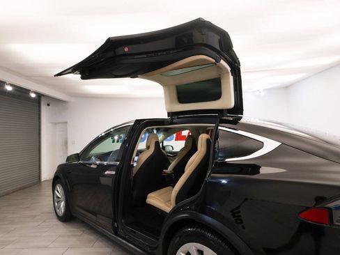 Used 2017 Tesla Model X 75D AWD/4WD image 17