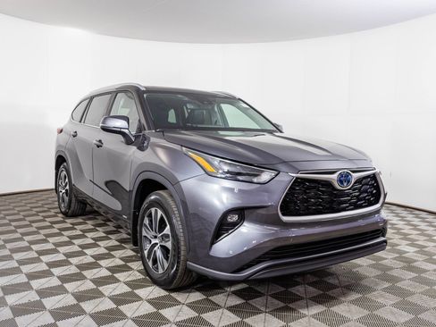 Used 2023 Toyota Highlander XLE image 11