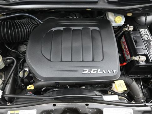 Used 2018 Dodge Grand Caravan SE w/ UConnect Hands-Free Group image 27