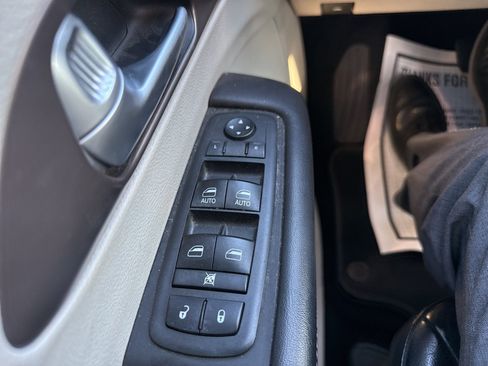 Used 2018 Chrysler Pacifica Touring-L w/ Advanced Safetytec Group image 18