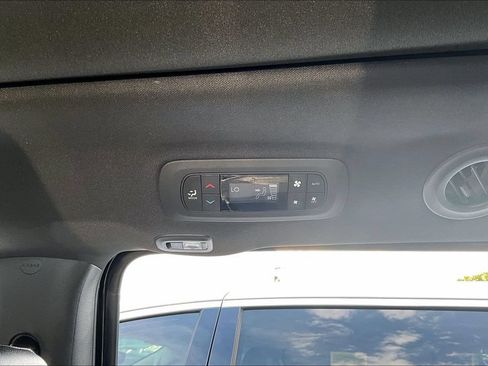 Used 2024 Chrysler Pacifica Premium FWD image 10