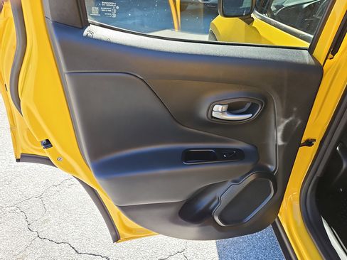 Used 2023 Jeep Renegade Latitude w/ Premium Group image 10