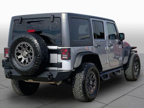 Used 2018 Jeep Wrangler Unlimited Rubicon w/ Connectivity Group AWD/4WD image 12