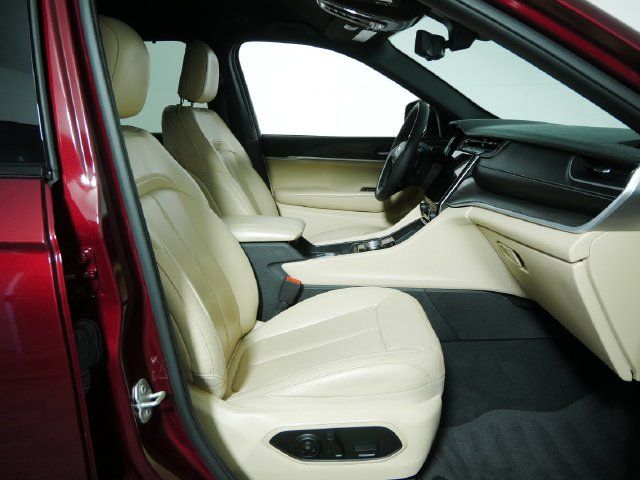 Used 2023 Jeep Grand Cherokee Limited w/ Luxury Tech Group II AWD/4WD image 13