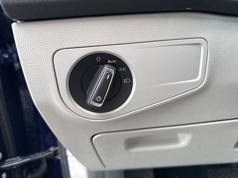 Used 2023 Volkswagen Tiguan SE w/ Panoramic Sunroof Package image 11