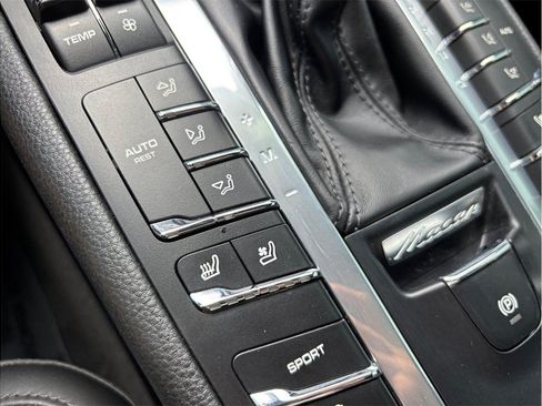 Used 2018 Porsche Macan Sport Edition AWD/4WD image 33