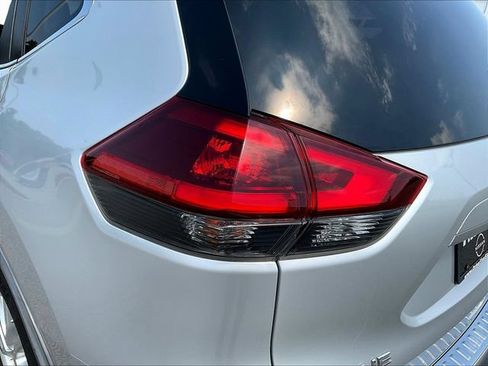 Used 2020 Nissan Rogue SV FWD image 24