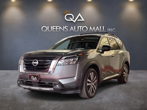 Used 2022 Nissan Pathfinder Platinum w/ Cargo Package AWD/4WD image 3