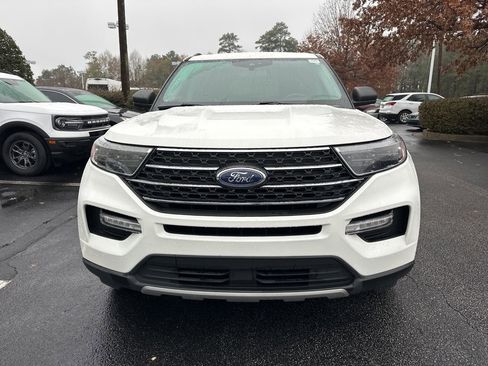 Used 2022 Ford Explorer XLT w/ Equipment Group 202A image 8