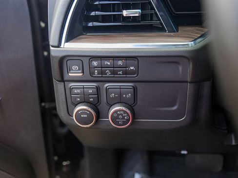 Used 2025 Chevrolet Tahoe Z71 AWD/4WD image 18