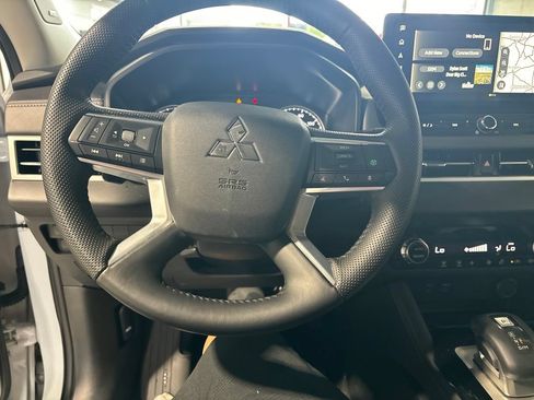 Used 2025 Mitsubishi Outlander AWD image 9