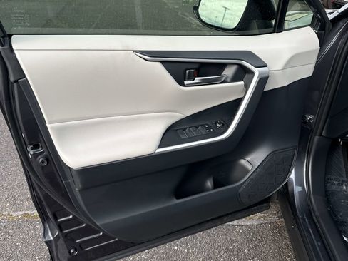 Used 2025 Toyota RAV4 XLE image 12