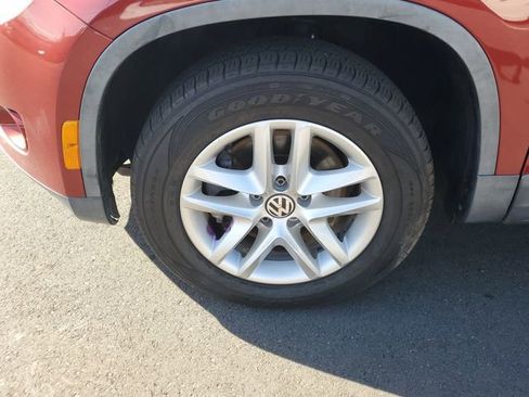 Used 2011 Volkswagen Tiguan S image 4