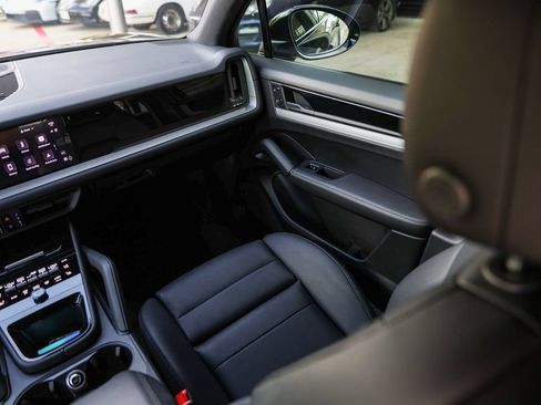 Certified 2024 Porsche Cayenne AWD/4WD image 32