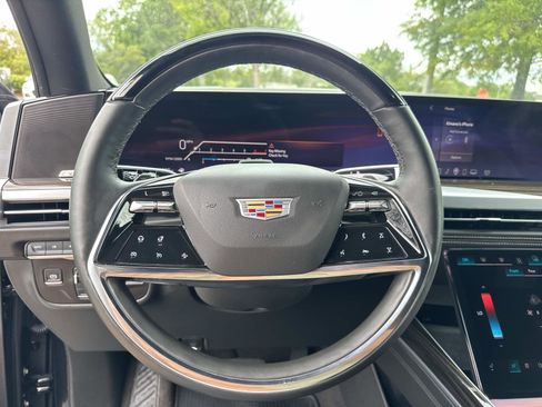 Used 2025 Cadillac Escalade ESV Premium Luxury AWD/4WD image 15